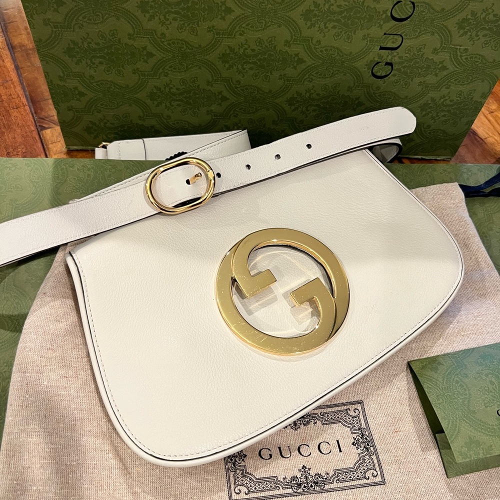 💚 A very unique Gucci shoulder bag/ clutch ✨♥️